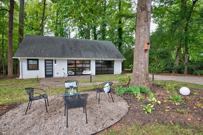 Foto del edificio - 3945 Rockfern Rd