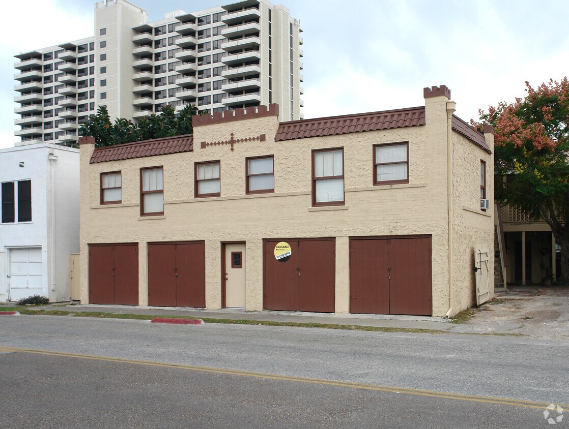 Building Photo - 711 Comanche