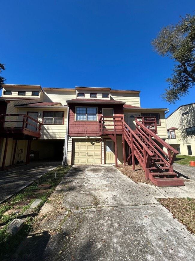 Building Photo - 3 Bed / 2.5 Bath – Steps from Doak Campbell Stadium – Only $1,800!