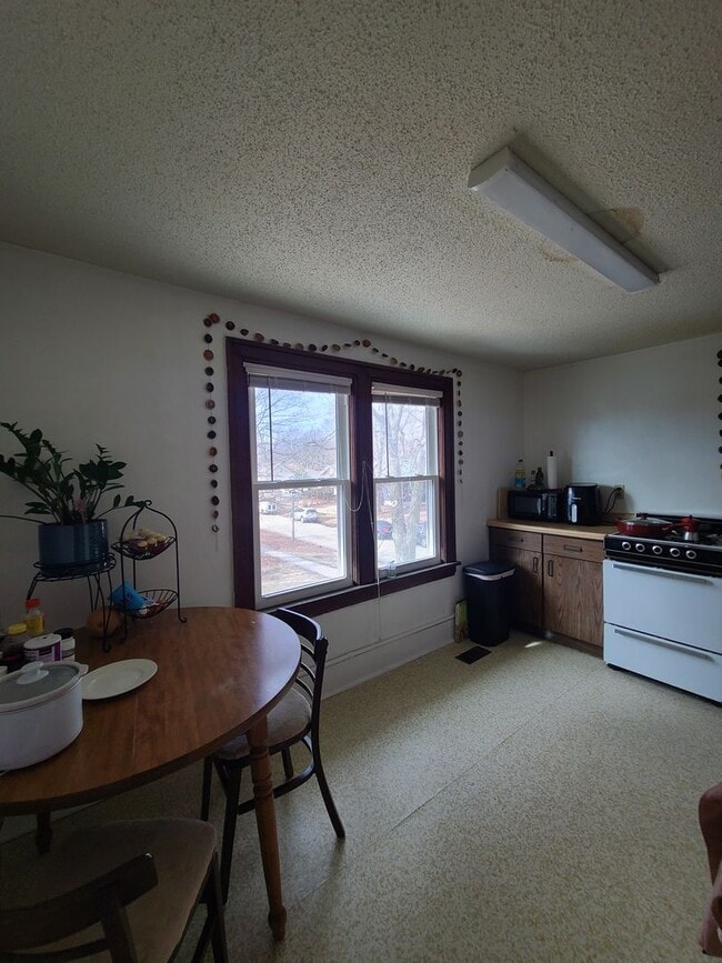 Building Photo - 709 N Busey Ave