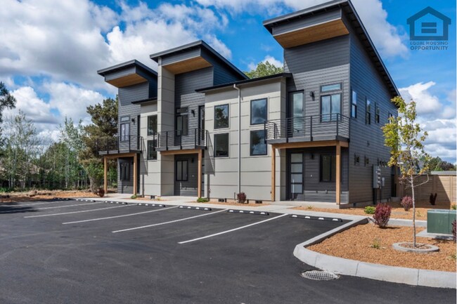 Foto del edificio - 2Bed/2.5Bath 2-Story Luxury Condo in Redmond, OR! -- BRAND NEW! NEVER LIVED IN!