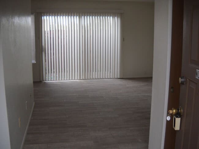 Building Photo - Cute floor level apt