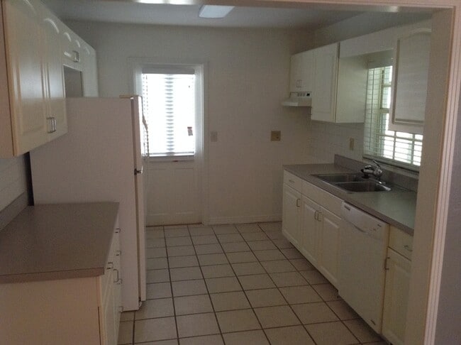 Building Photo - 3 Bedroom/2 Bathroom Home near Lake Como!!!