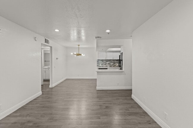 Building Photo - "Spacious 2-Bed, 2-Bath Condo Retreat in the Heart of Las Vegas!"