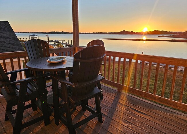 Foto del edificio - Waterfront Beach House with Private Dock