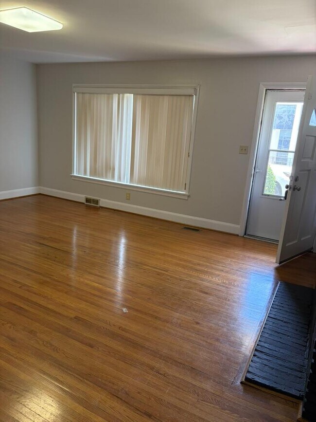 Foto del edificio - 6015 Monroe Rd