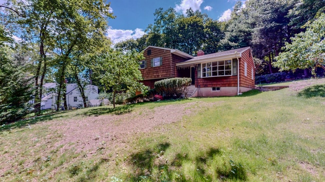 Spacious 3-Bedroom Split-Level with Firepl... - Spacious 3-Bedroom Split-Level with Firepl... House