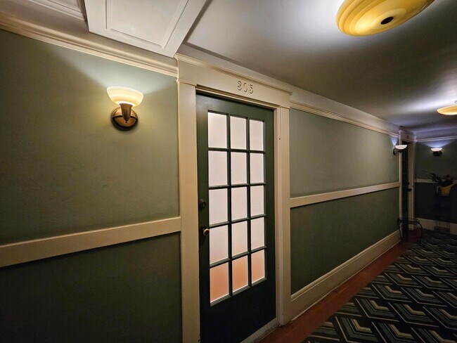 Foto del edificio - Beautiful Studio Apartment with Hardwood Flooring and Natural Light!