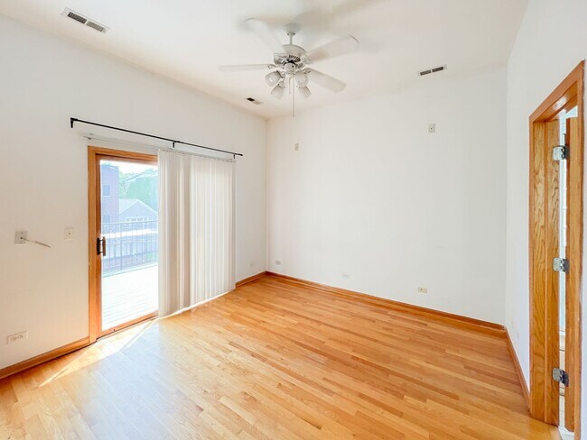 Foto del edificio - 2741 N Southport Ave