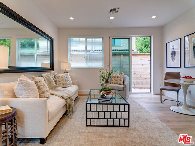 Foto del edificio - 817 N Sycamore Ave