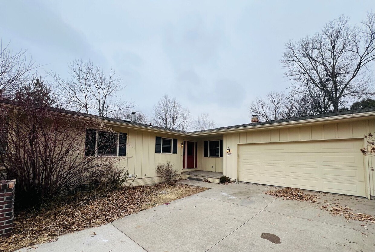 Building Photo - Large 4 Bedroom House in Iowa City