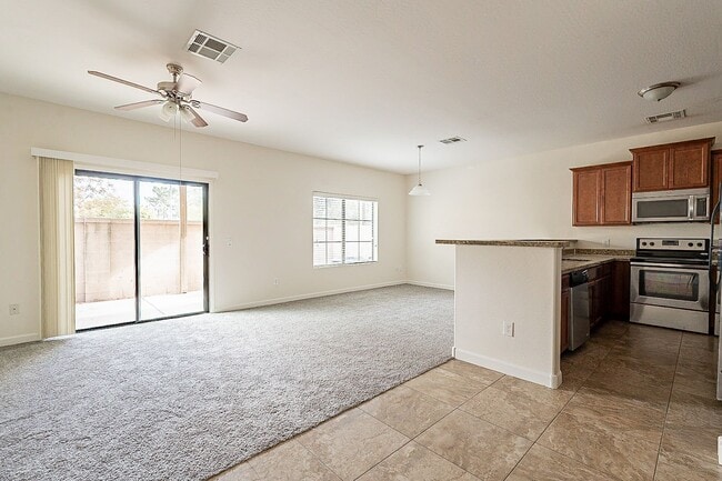 Building Photo - Large 3 bedroom 3 bathroom townhomes