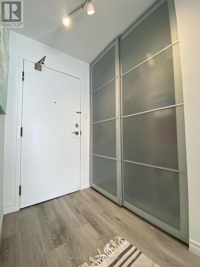 Photo du bâtiment - 350-350 Rathburn Rd W