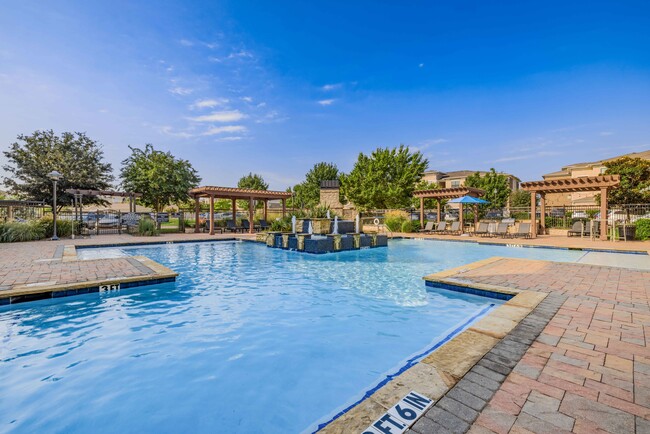 Piscina estilo resort con zona para broncearse y solárium - Bexley Lake Forest