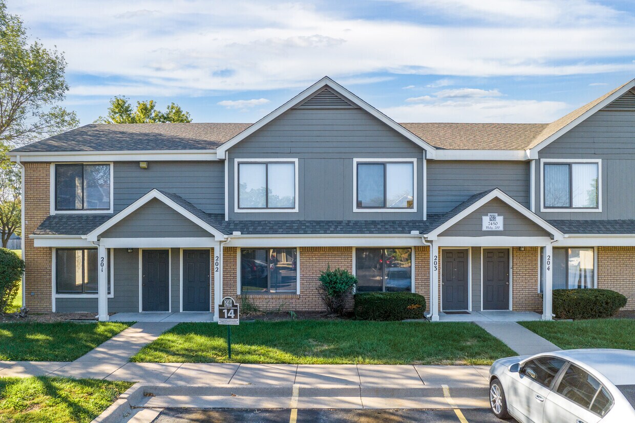 Cross Creek Apartments and Townhomes Apartments in Wichita, KS