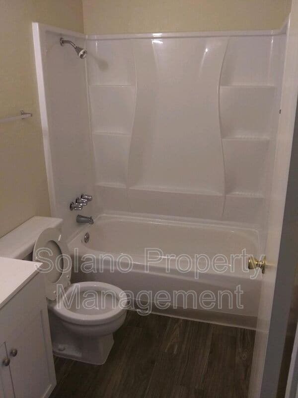 Building Photo - 1104 School St