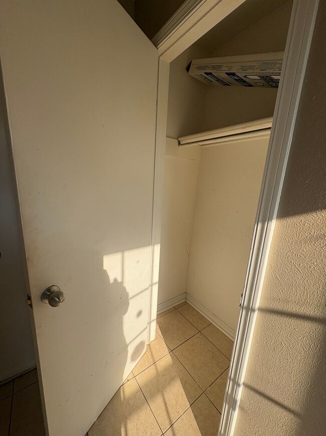 Building Photo - Huge 2 bedroom/2.5 bathroom Townhouse with...