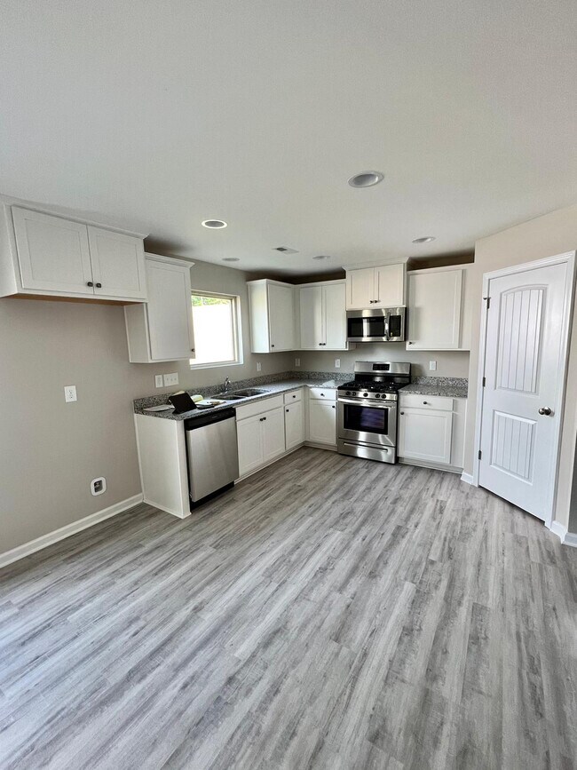 Foto del edificio - Room in Single Family Home on Slippery Elm Dr