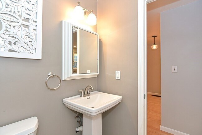 Building Photo - 17 Colonial Dr
