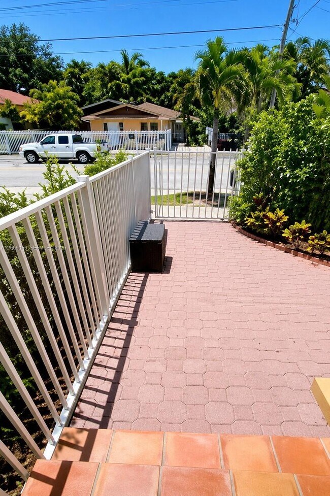 Foto del edificio - 985 SW 10th St