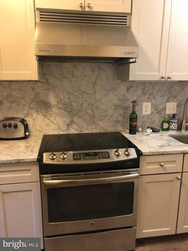 Foto del edificio - 3225 Sutton Pl NW