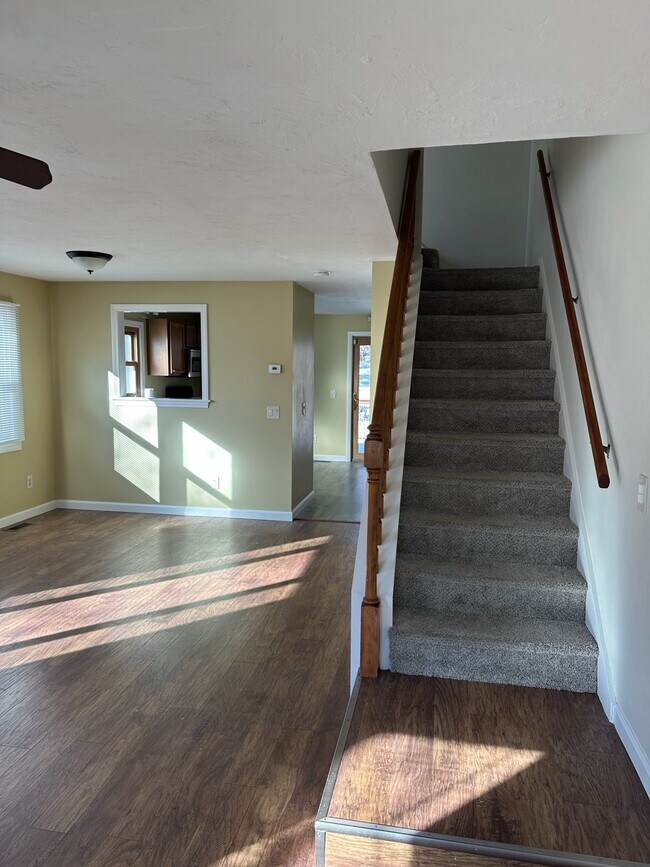 Building Photo - 16 Ledgecrest Dr