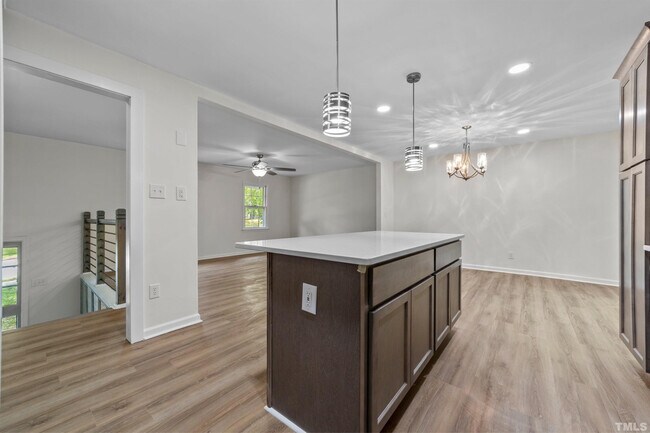 Foto del edificio - Room in Single Family Home on Buckingham Rd