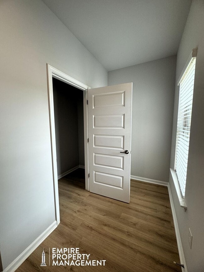 Building Photo - Move In Special: 1/2 Off 1st Month's Rent!!