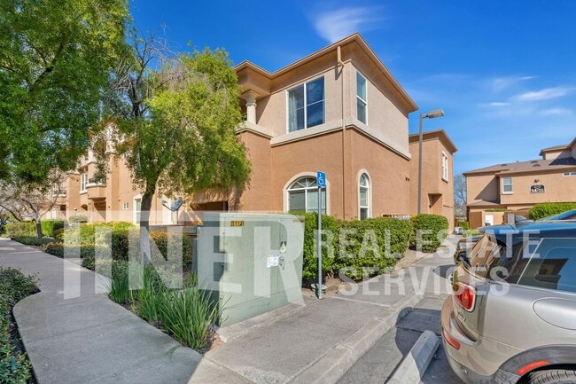 Building Photo - 1900 Danbrook Dr