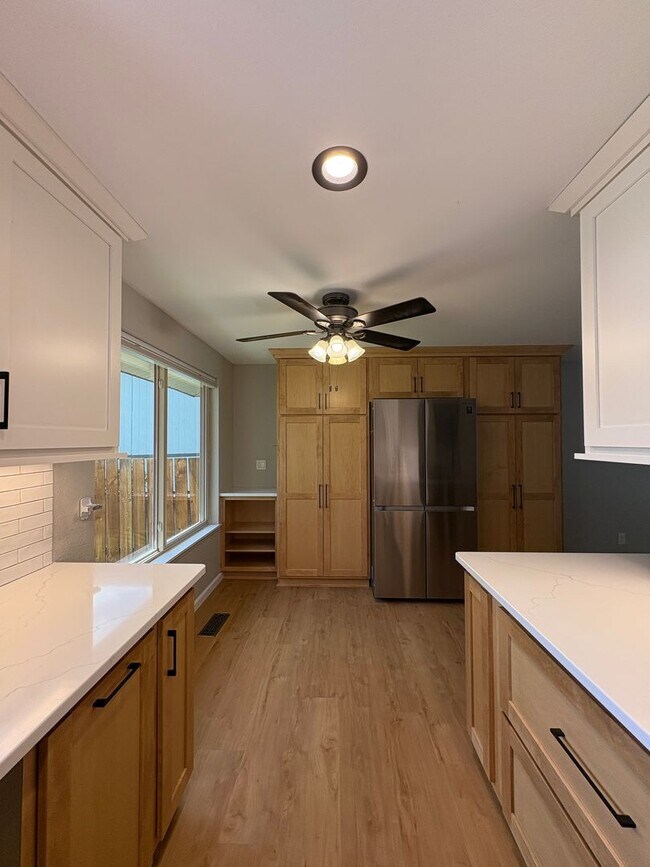 Foto del edificio - 1533 Ridgeview Ct