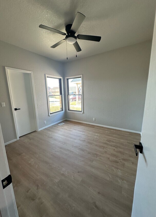 Foto del edificio - 2611 Silvertree Dr