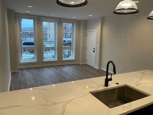 Foto del edificio - 5030 S Prairie Ave