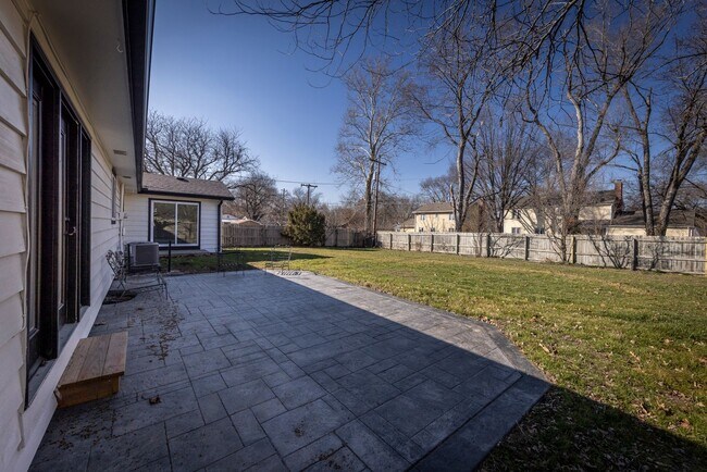 Building Photo - Newly Remodeled 4 Bedroom 2 Bath with fenc...