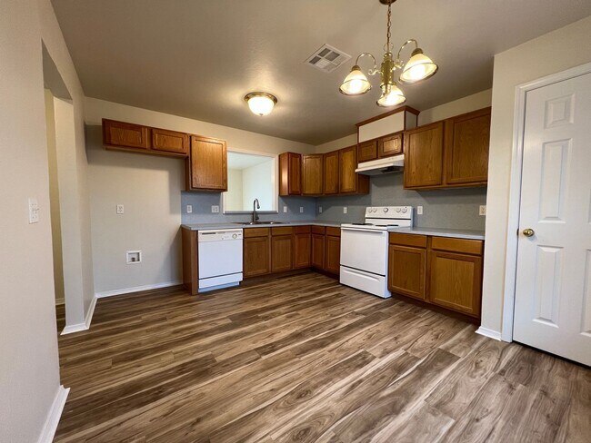 Foto del edificio - GEOTHERMAL Heat and Air! 3 Bedroom/2 Bathroom with attached 2 Car Garage