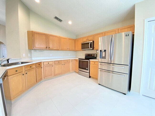 Foto del edificio - Beautiful Home with Water View in Waterford Lakes!