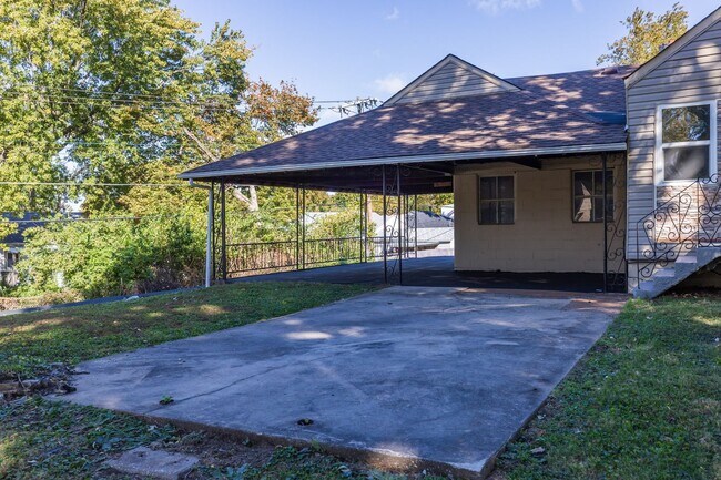 Foto del edificio - Spacious St. Ann Home with Large Detached ...