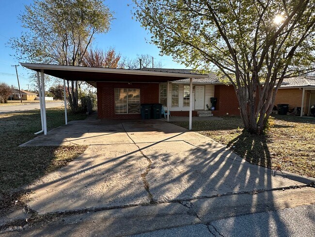 Building Photo - 3 Bedroom 1 Bathroom