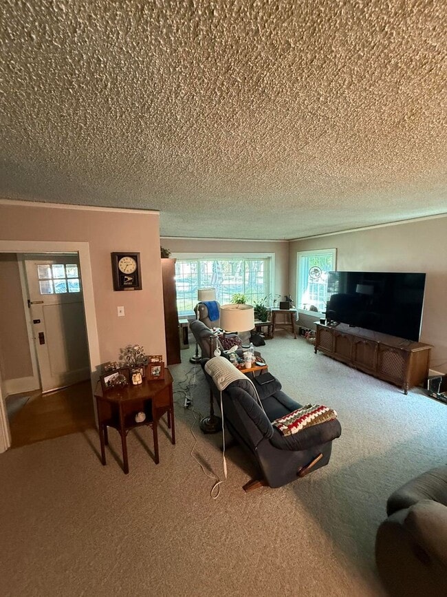 Building Photo - Warm & Furnished 2BR Home Near Billings Cl...