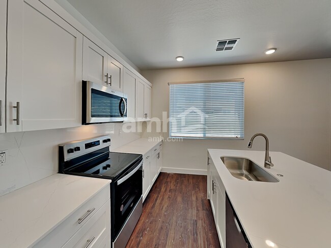 Building Photo - 17110 W Lawrence Ln