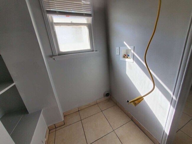 Área de lavandería - 8845 Alcott St