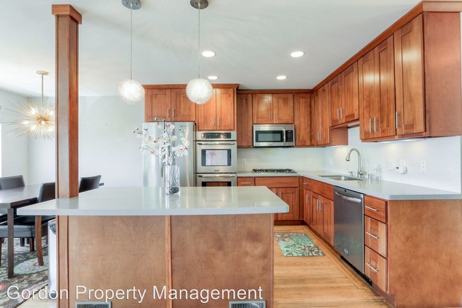 Building Photo - 3 br, 2 bath House - 110 Moreland Street