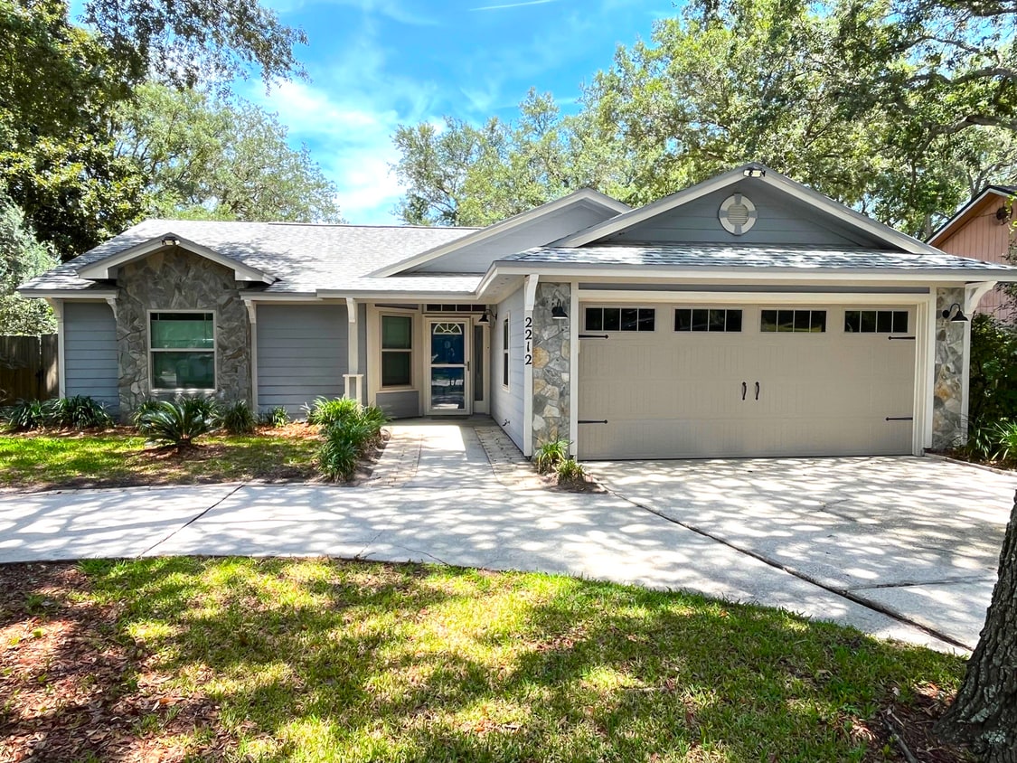 Primary Photo - 3/2 Centrally located! Walk to the Beach!