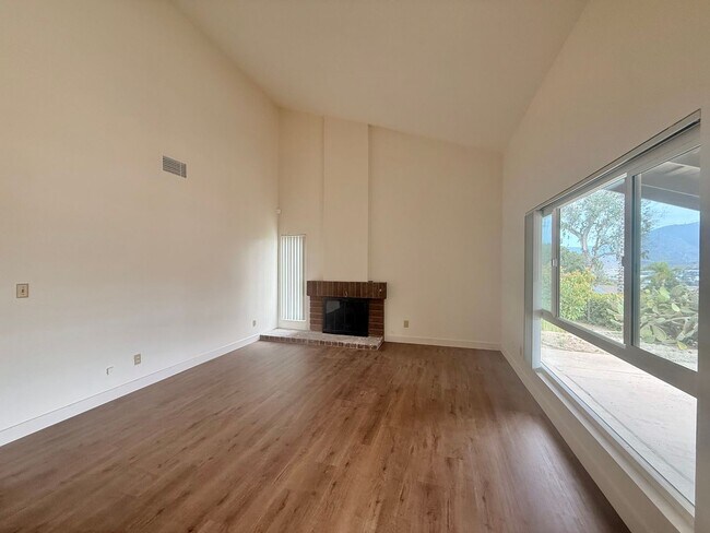 Building Photo - Large Home on Cul-de-Sac!