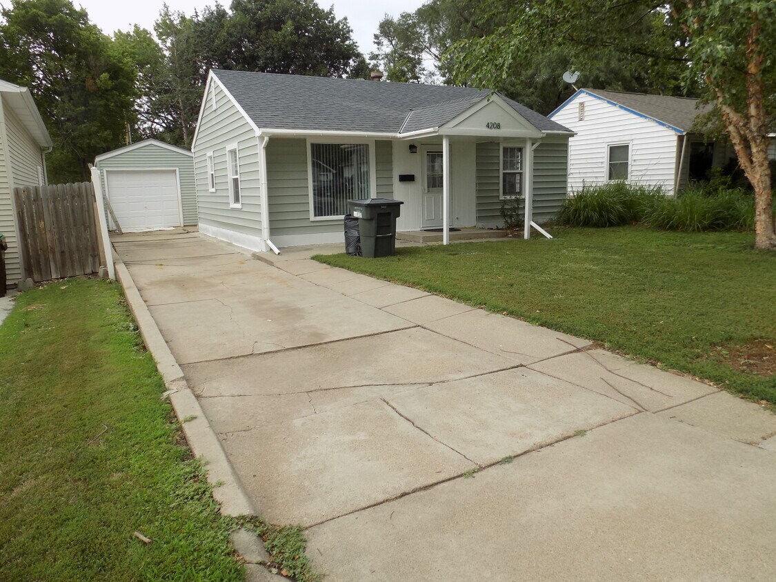 Foto principal - 4208 L St
