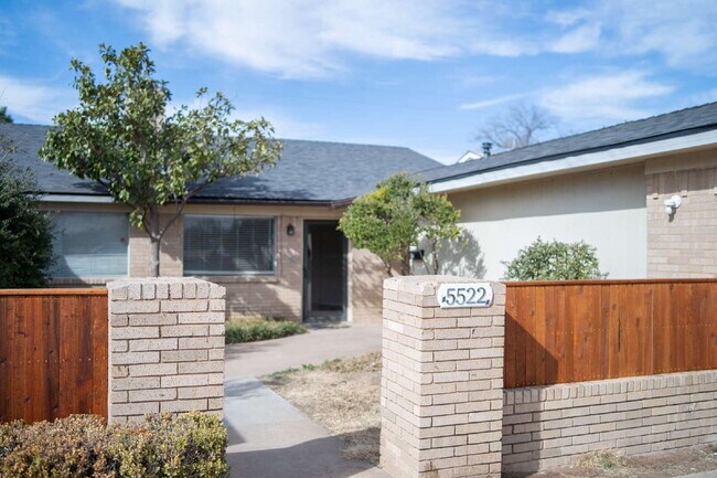 Foto del edificio - Updated 3 Bed 2 Bath Duplex!!