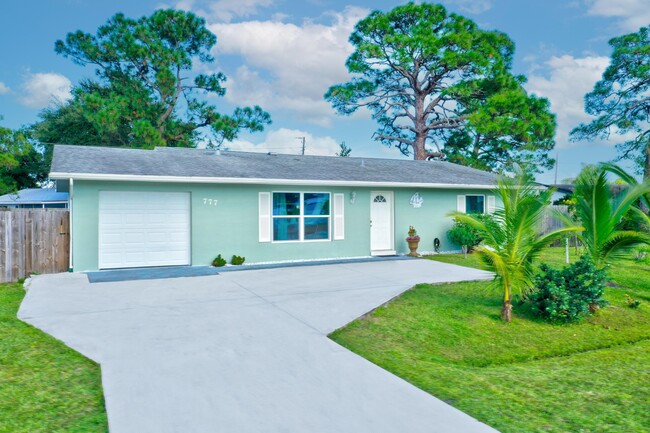 Building Photo - 777 SE Floresta Dr