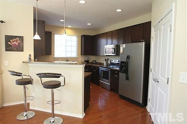 Building Photo - Three Bedroom End Unit Townhome in AMAZING Neighborhood!
