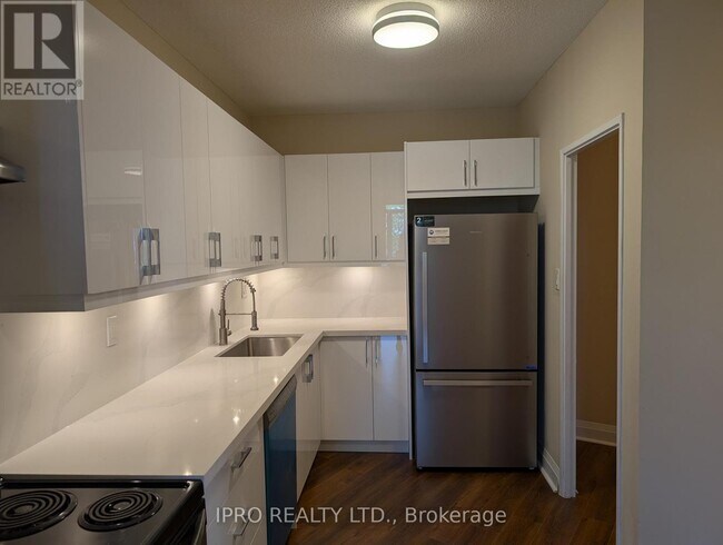 Photo du bâtiment - 5250-5250 Lakeshore Rd.