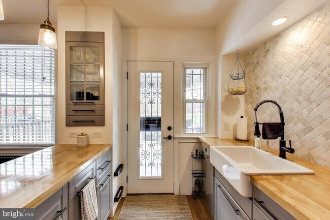 Foto del edificio - 1766 E Street NE Unit