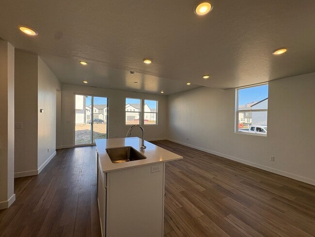 Building Photo - Gorgeous End-Unit Townhome in beautiful Sa...